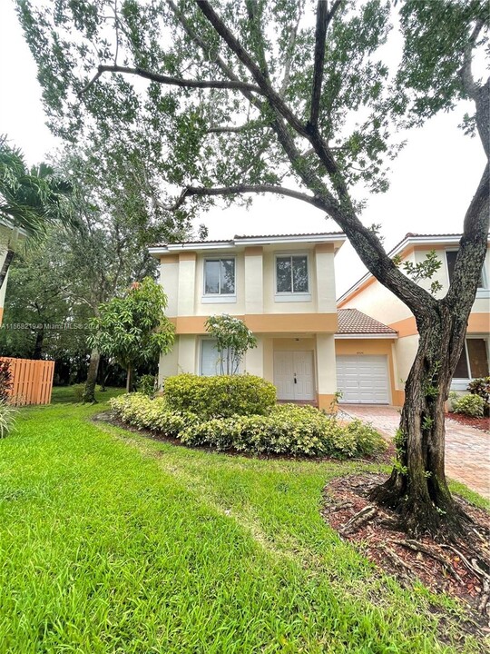 6524 Hidden Cove Dr in Davie, FL - Building Photo