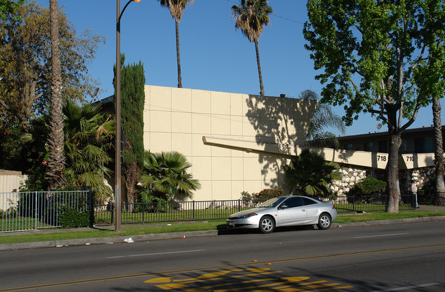 718 S Raitt St in Santa Ana, CA - Foto de edificio - Building Photo
