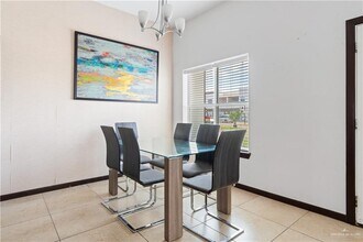 12 Colbath Ave in McAllen, TX - Foto de edificio - Building Photo