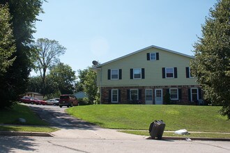 1947 Dixie Dr in Waukesha, WI - Foto de edificio - Building Photo