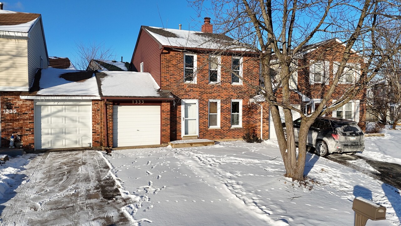1333 Petersburg Ct in Carol Stream, IL - Building Photo