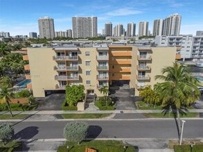 3545 NE 167th St, Unit 308 in North Miami Beach, FL - Foto de edificio - Building Photo