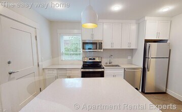 208-210 Banks St Unit #2, Unit #2 in Cambridge, MA - Building Photo - Building Photo