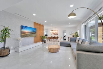 19540 NE 18th Ct in Miami, FL - Foto de edificio - Building Photo