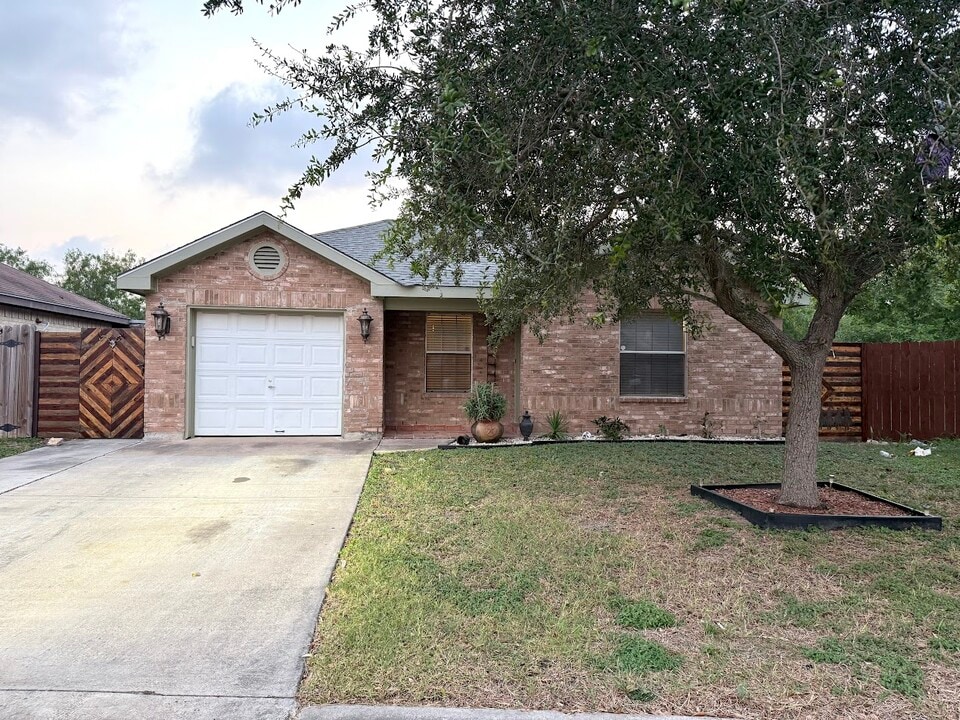 1834 El Cielo in Brownsville, TX - Foto de edificio