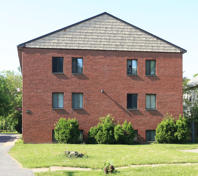 2113 E Genesee St in Syracuse, NY - Foto de edificio - Building Photo