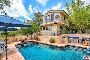 4557 Saltillo St in Los Angeles, CA - Building Photo