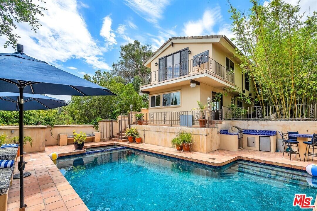 4557 Saltillo St in Los Angeles, CA - Building Photo