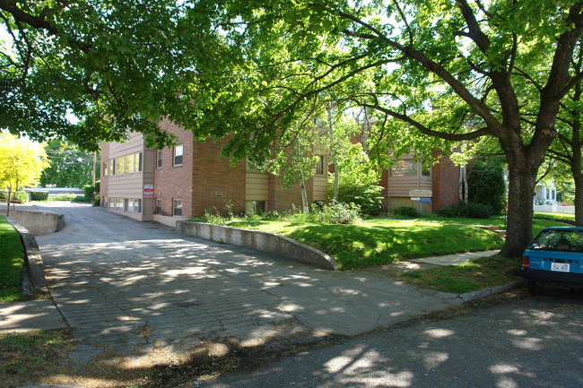 Cedarwood Apartments in Spokane, WA - Building Photo - Building Photo