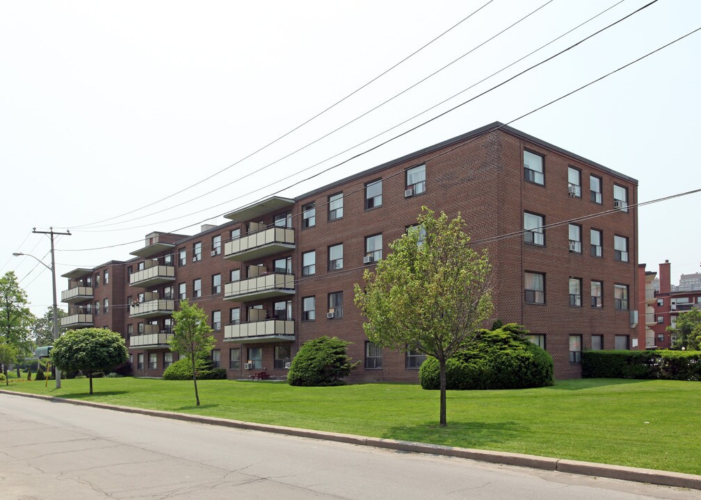 Daymark Court in Toronto, ON - Building Photo