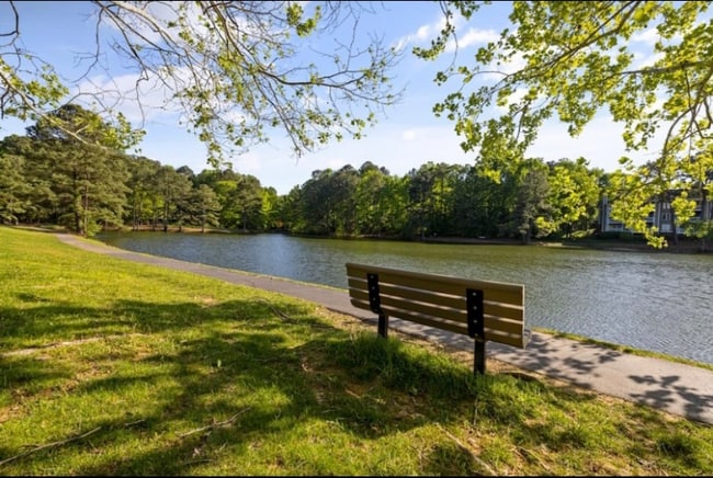 106 Lake Hollow Cir in Cary, NC - Foto de edificio - Building Photo