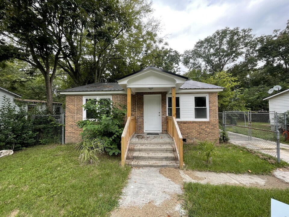 815 N Commander St in Florence, SC - Building Photo