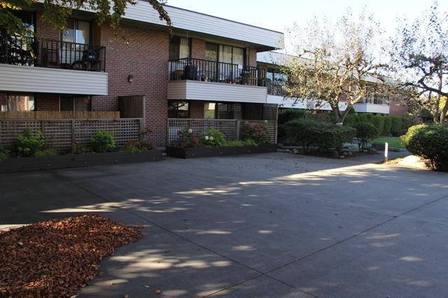 Oakridge Gardens in Vancouver, BC - Building Photo