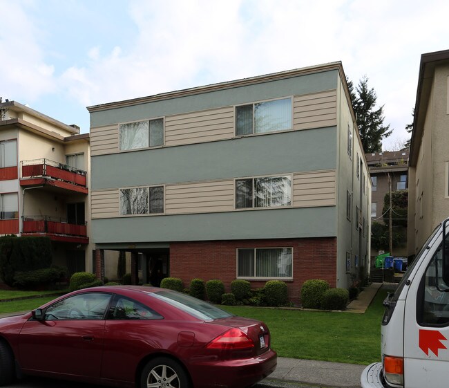 1330 W 14th Ave in Vancouver, BC - Building Photo - Primary Photo