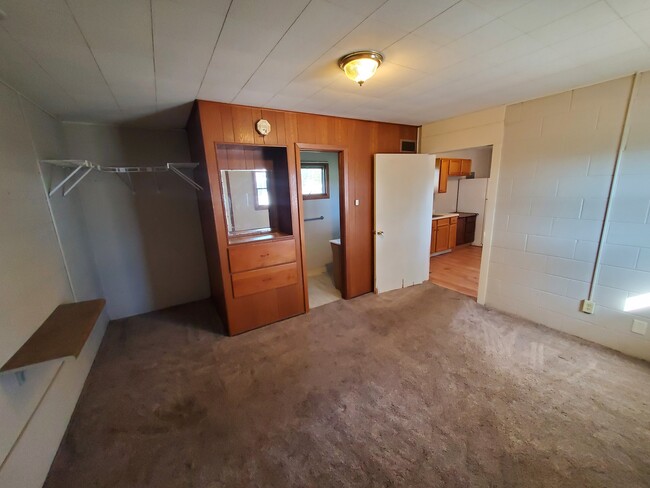 913 S Main St, Unit 3 in Lennox, SD - Foto de edificio - Building Photo