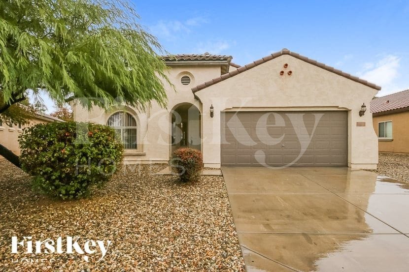 8811 S 57th Ln in Phoenix, AZ - Foto de edificio