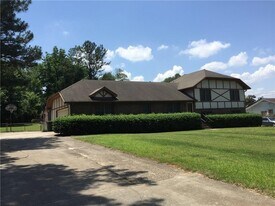 227 Sandra Dr NW in Lilburn, GA - Building Photo