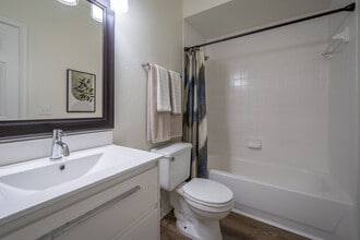 Centre at Columbia Court in Houston, TX - Building Photo - Interior Photo