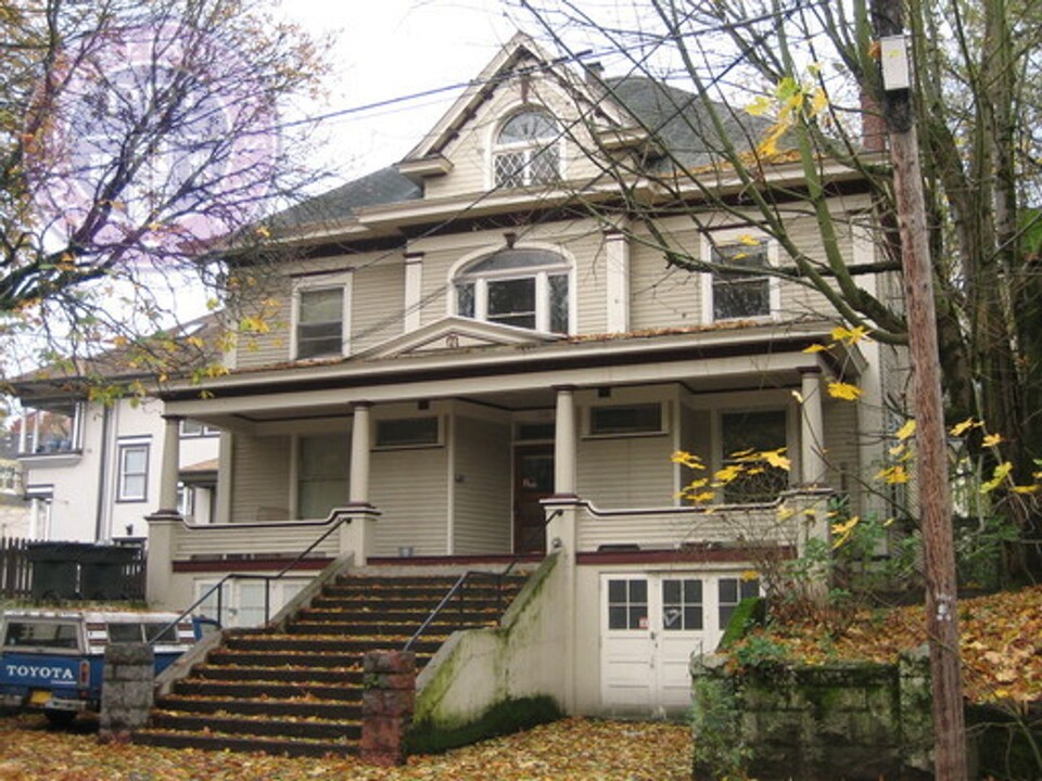 1626 SE Alder St in Portland, OR - Building Photo