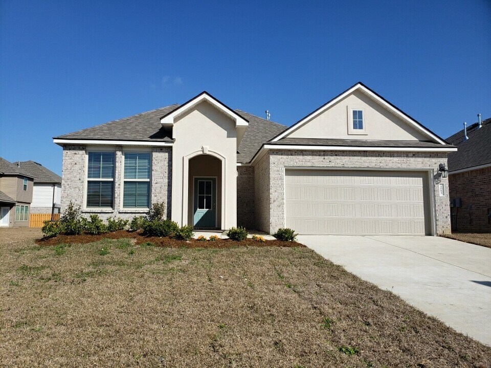 2085 Westfield Ave in Zachary, LA - Building Photo
