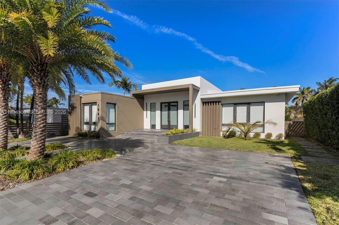1661 Daytonia Rd in Miami Beach, FL - Building Photo