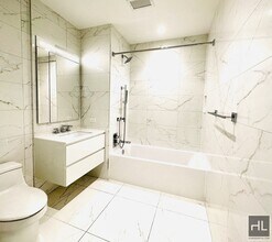 East 44th Street, Unit 35G in New York, NY - Foto de edificio - Building Photo