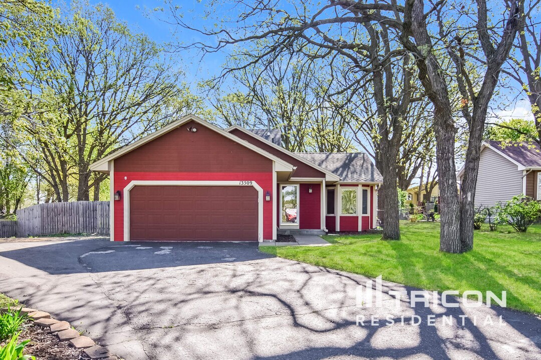 13509 Jay St NW in Andover, MN - Building Photo
