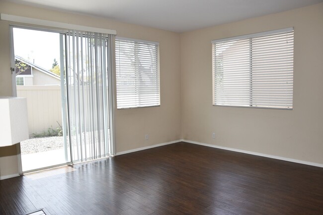 732 N Siavohn Dr in Orange, CA - Foto de edificio - Building Photo