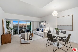 13700 Marina Pointe Dr in Marina Del Rey, CA - Foto de edificio - Building Photo