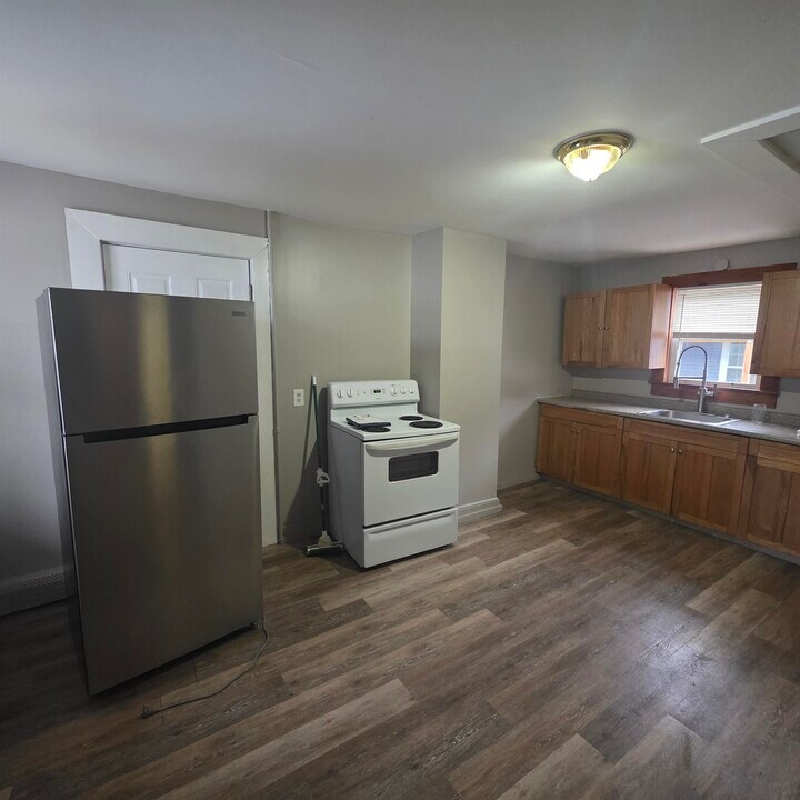 200 Main St in Claremont, NH - Building Photo