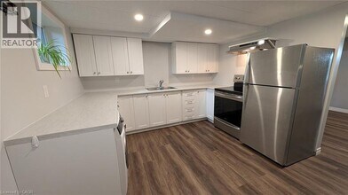 4 Fernwood Pl in Kitchener, ON - Building Photo - Building Photo