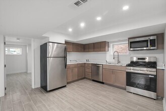 7056 N Rockwell St in Chicago, IL - Building Photo - Building Photo