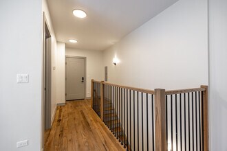 1330 W Estes Ave, Unit 1A in Chicago, IL - Building Photo - Building Photo