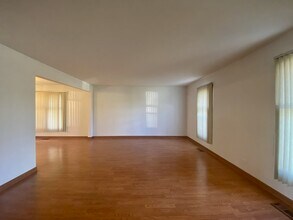 30 Wildwood Dr in Roselle, IL - Building Photo - Building Photo