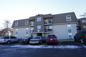 Waterview on the Parkway Apartments in Thornton, CO - Foto de edificio - Building Photo