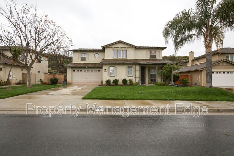 32255 Daisy Dr in Winchester, CA - Building Photo