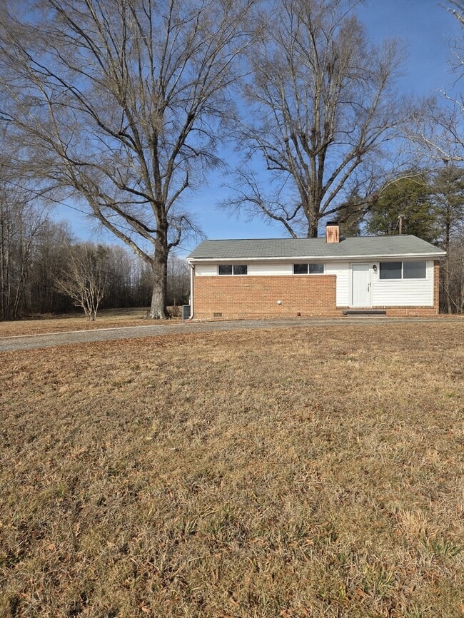 7992 Lester Rd in Stokesdale, NC - Building Photo - Building Photo