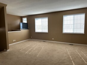 1863 Indian Hill Ln in Aurora, IL - Foto de edificio - Building Photo
