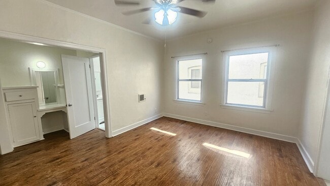 727 S Coronado St, Unit 204 in Los Angeles, CA - Foto de edificio - Building Photo