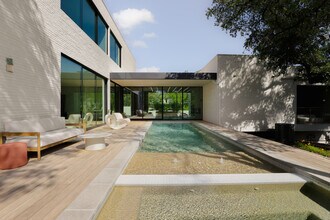 2106 Matthews Dr in Austin, TX - Foto de edificio - Building Photo