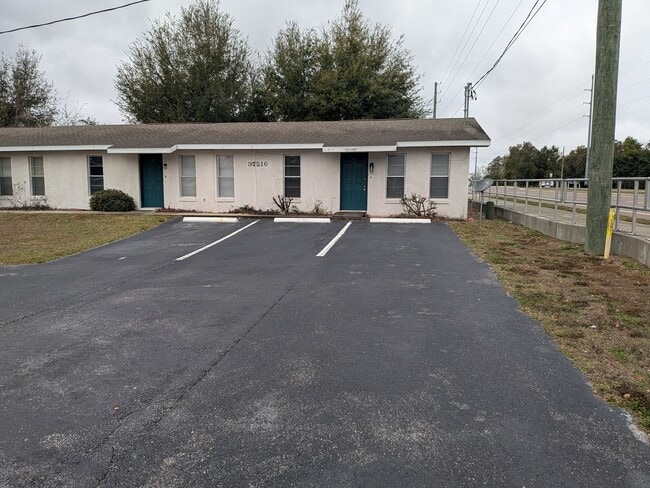 37216 Clinton Ave in Dade City, FL - Building Photo - Building Photo