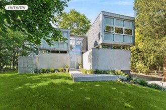 65 Fresh Pond Rd in Sag Harbor, NY - Foto de edificio - Building Photo