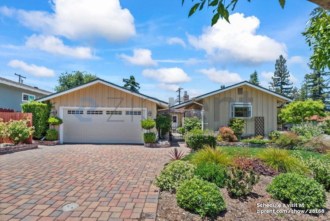 2010 Helena Way in Redwood City, CA - Foto de edificio
