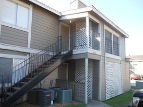 Meadows on the Mews in Houston, TX - Building Photo - Building Photo