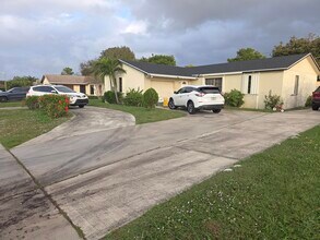 1474 N Mangonia Cir in West Palm Beach, FL - Building Photo - Building Photo