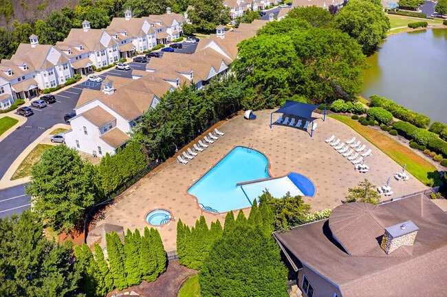 Walden Pond at East Moriches 55+ Community in East Moriches, NY - Foto de edificio - Building Photo