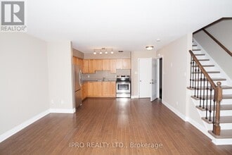 920 Pape Ave in Toronto, ON - Building Photo - Building Photo