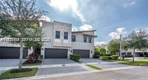 10574 NW 81st Terrace in Doral, FL - Building Photo