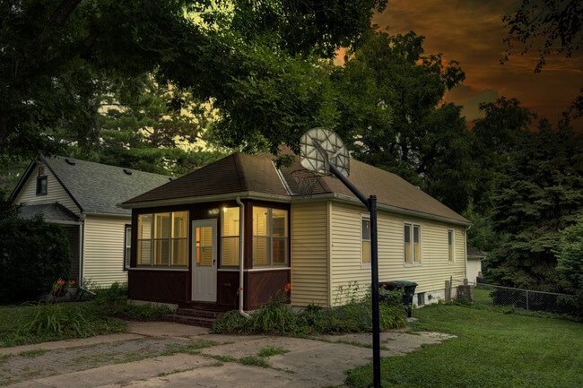 5633 Lake St in Omaha, NE - Foto de edificio - Building Photo
