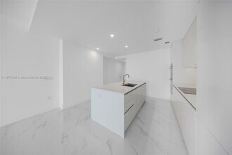 700 NE 24th St, Unit 1803 in Miami, FL - Building Photo - Building Photo